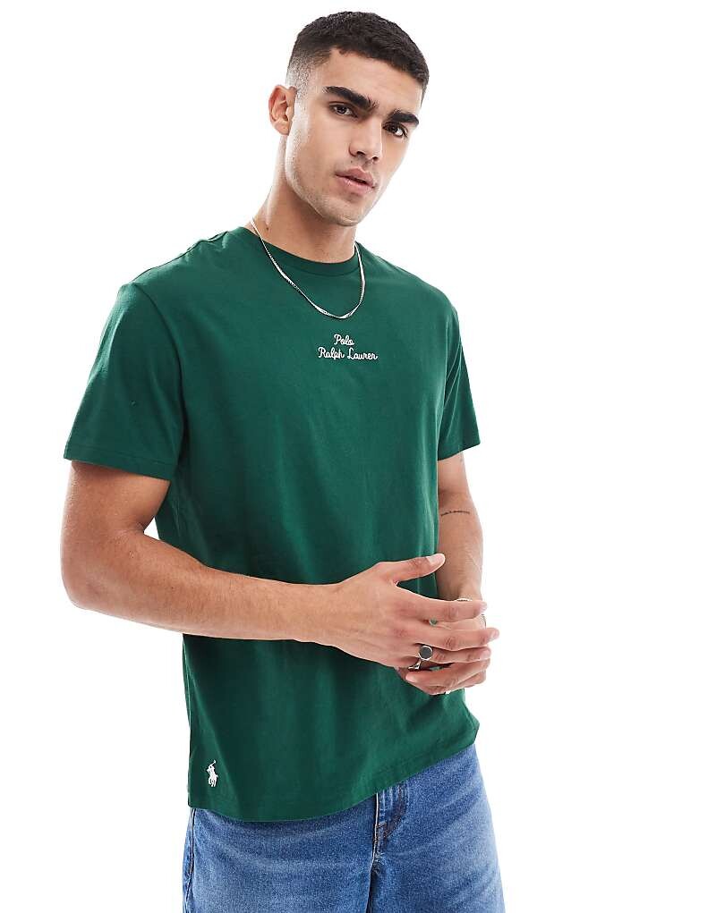 Polo Ralph Lauren – темно-зеленая футболка классического кроя оверсайз с надписью-логотипом в центре
Polo Ralph Lauren – темно-зеленая футболка классического кроя оверсайз с надписью-логотипом в центре