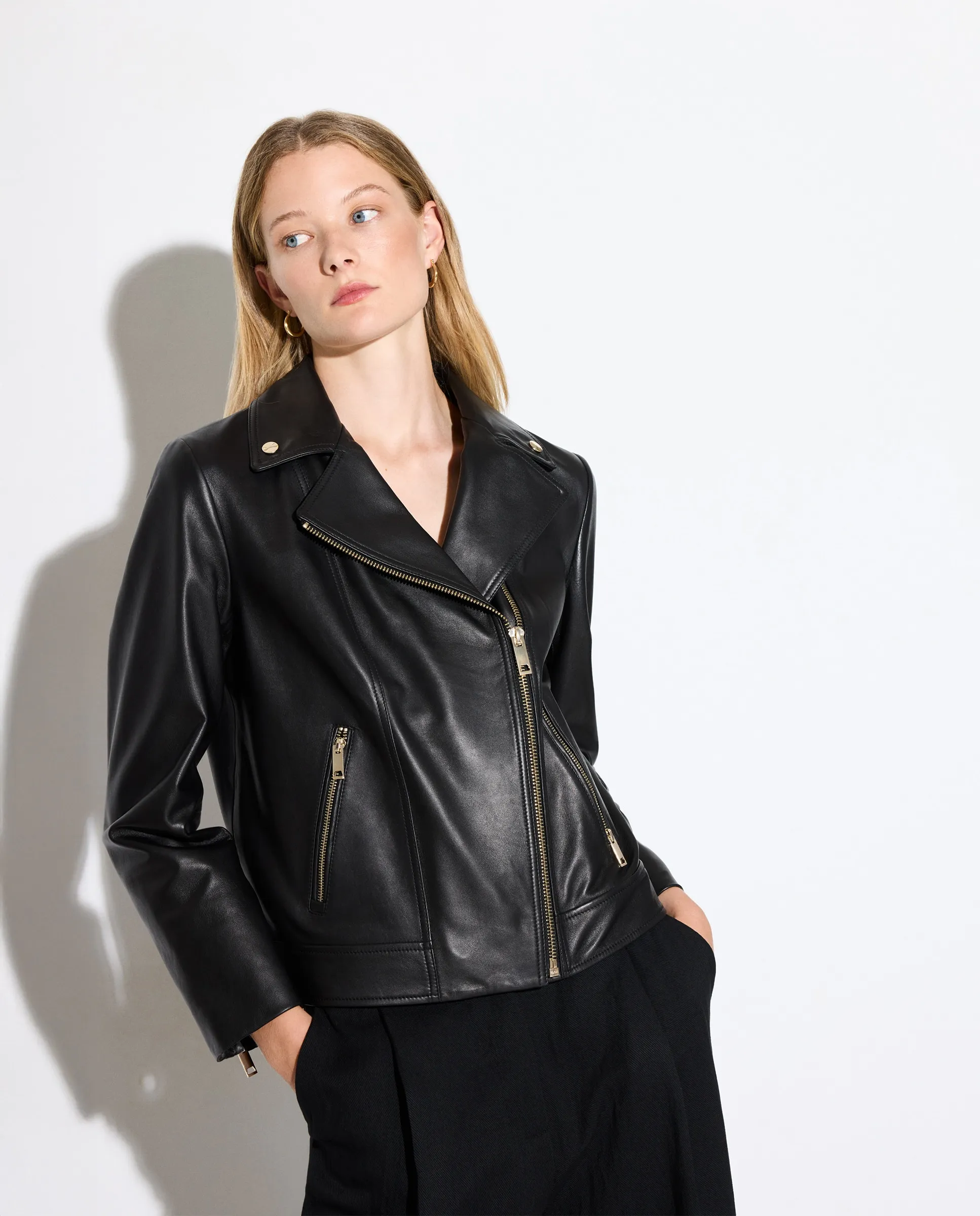 Женская кожаная куртка байкера с диагональной молнией Woman El Corte Inglés, черный
Женская кожаная куртка байкера с диагональной молнией Woman El Corte Inglés, черный