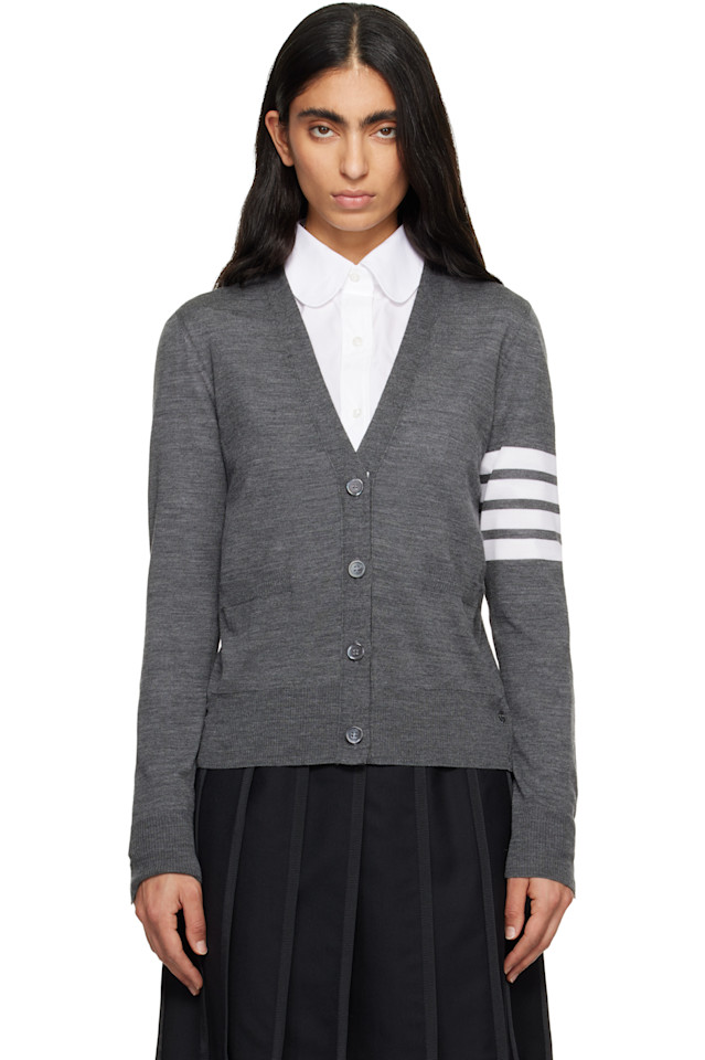 Thom Browne Серый кардиган из мериносовой шерсти с четырьмя полосами, свободного кроя, V-образным вырезом
Thom Browne Серый кардиган из мериносовой шерсти с четырьмя полосами, свободного кроя, V-образным вырезом