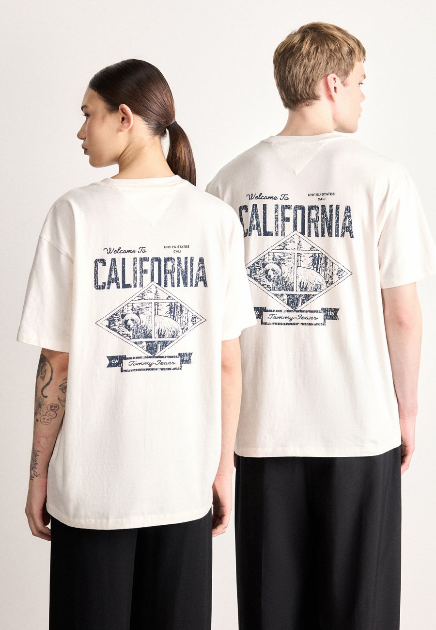Футболка Tommy Jeans OUTDOOR TEE UNISEX, Ancient White/White, Белый, Футболка Tommy Jeans OUTDOOR TEE UNISEX, Ancient White/White
Футболка Tommy Jeans OUTDOOR TEE UNISEX, Ancient White/White, Белый, Футболка Tommy Jeans OUTDOOR TEE UNISEX, Ancient White/White