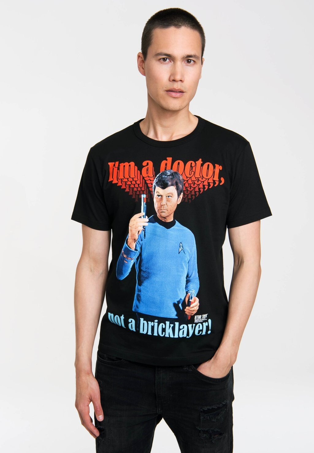 Футболка с принтом T-SHIRT 'M A DOCTOR NOT A BRICKLAYER DOKTOR MCCOY LOGOSHIRT, цвет schwarz
Футболка с принтом T-SHIRT 'M A DOCTOR NOT A BRICKLAYER DOKTOR MCCOY LOGOSHIRT, цвет schwarz