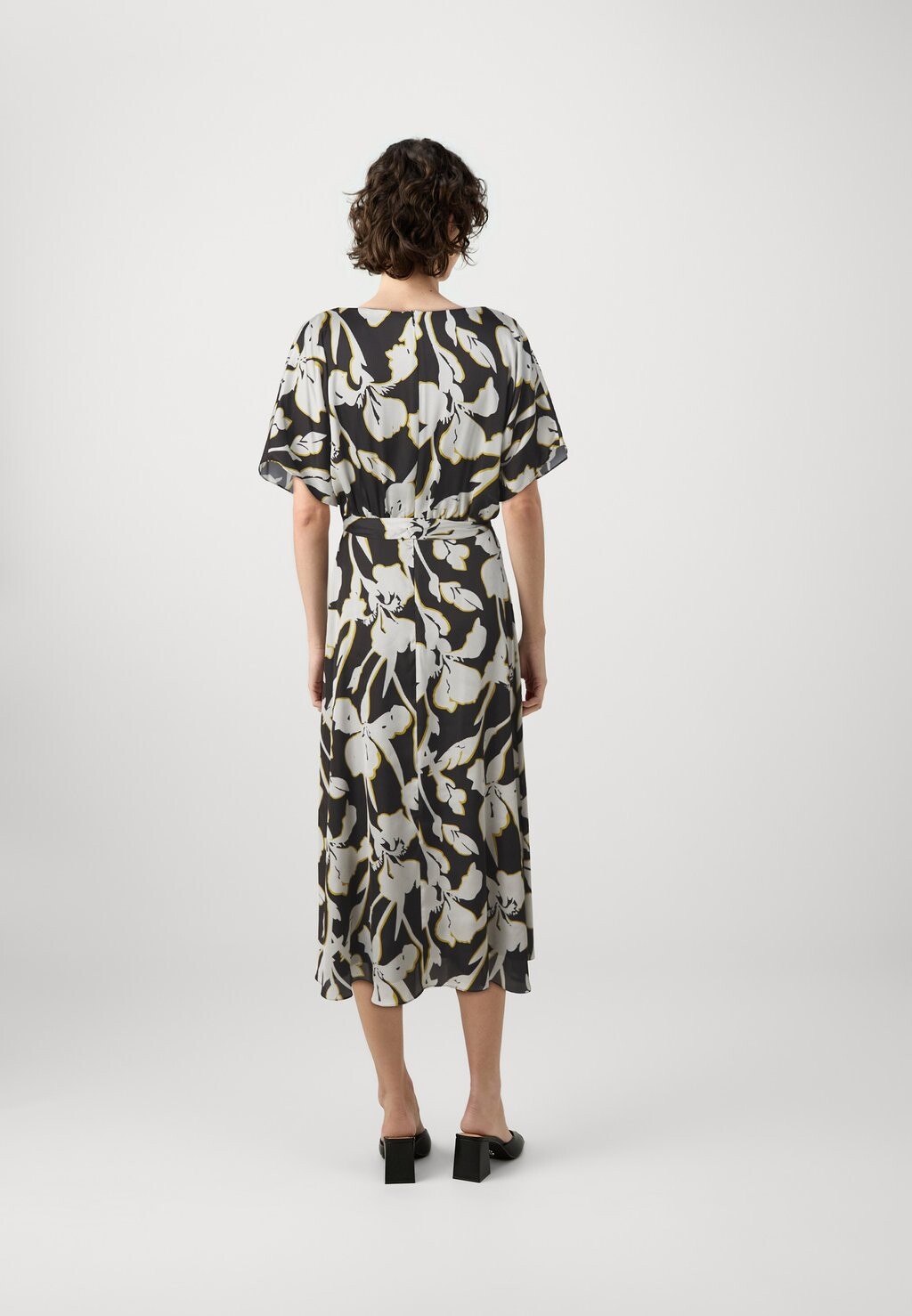 Коктейльное платье / Вечернее платье COCKTAILKLEIDER Swing, антрацит
Коктейльное платье / Вечернее платье COCKTAILKLEIDER Swing, антрацит