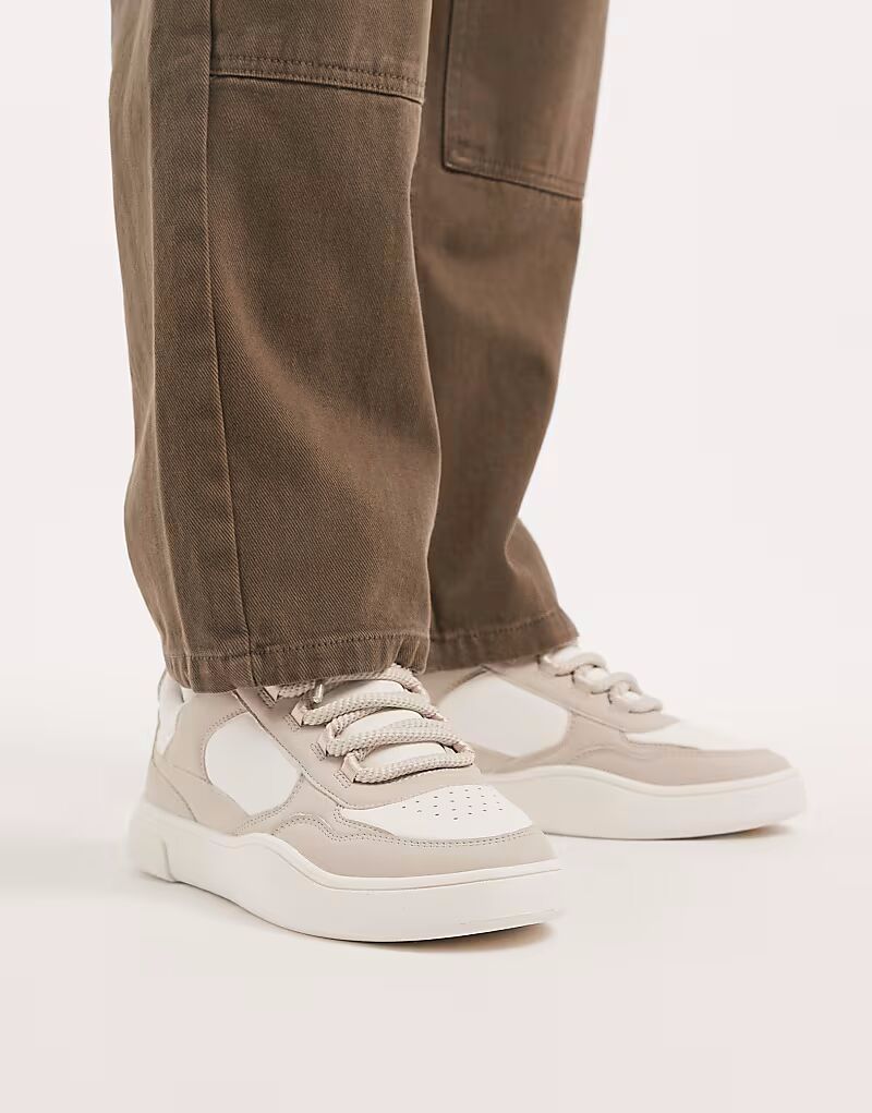 Белые кроссовки с несколькими панелями и круглыми шнурками Asos Design
Белые кроссовки с несколькими панелями и круглыми шнурками Asos Design