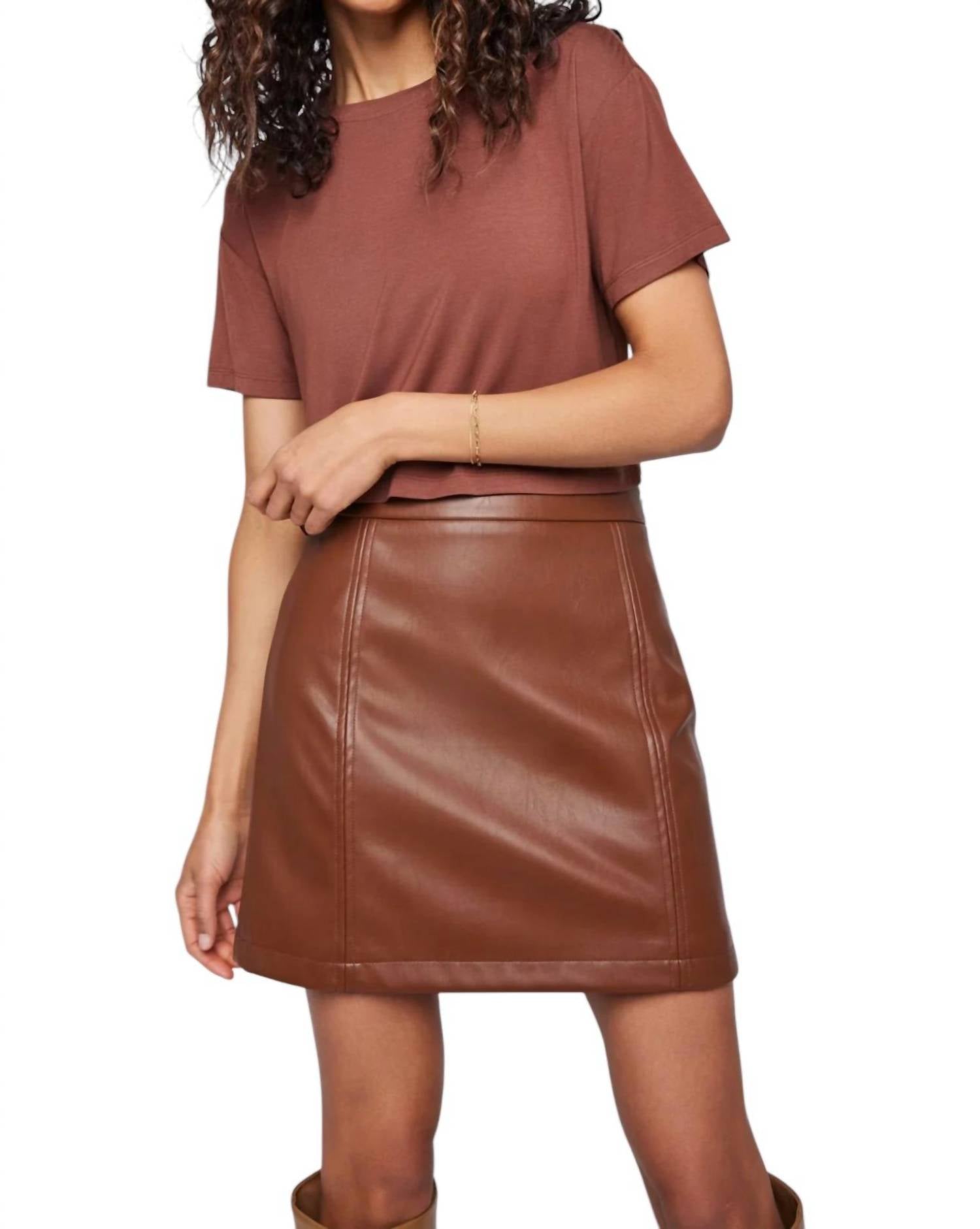 Мини-юбка из веганской кожи Chrissy шоколадного цвета Gentle Fawn, цвет chocolate
Мини-юбка из веганской кожи Chrissy шоколадного цвета Gentle Fawn, цвет chocolate