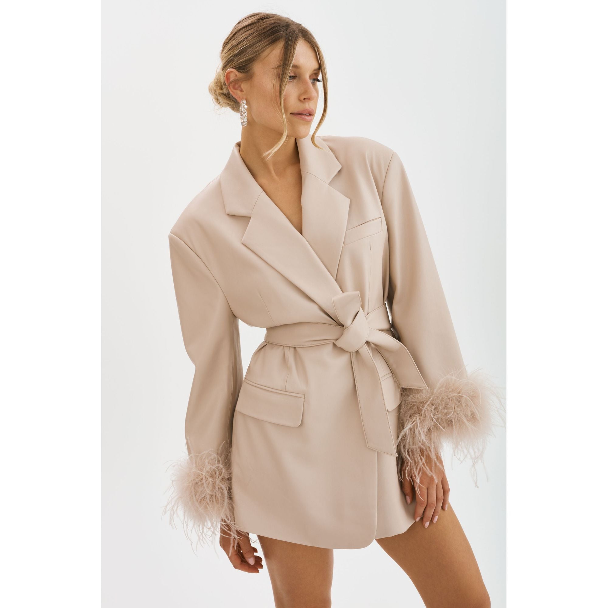 Галия | Жакет с перьевым декором Lamarque, Doeskin
Галия | Жакет с перьевым декором Lamarque, Doeskin