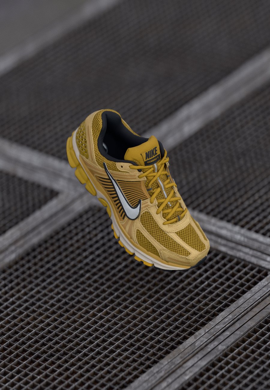 Кроссовки Nike Sportswear ZOOM VOMERO 5 SDE, Ochre/Metallic Silver/Flat Gold/Light Orewood Brown/Black/Gold-Coloured
Кроссовки Nike Sportswear ZOOM VOMERO 5 SDE, Ochre/Metallic Silver/Flat Gold/Light Orewood Brown/Black/Gold-Coloured