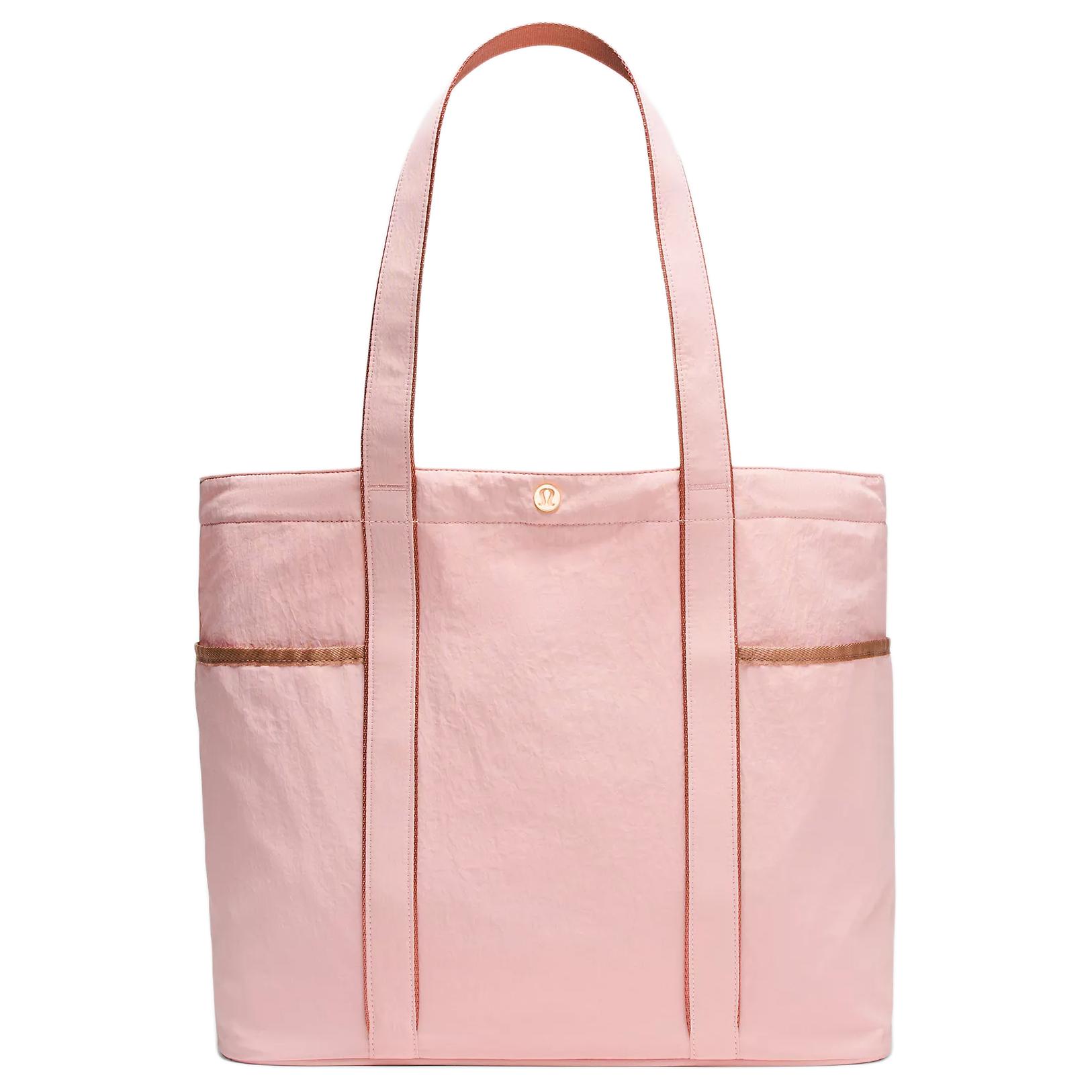 Lululemon Нейлоновая сумка-шоппер, Pink Mist Spiced Wood 
Lululemon Нейлоновая сумка-шоппер, Pink Mist Spiced Wood