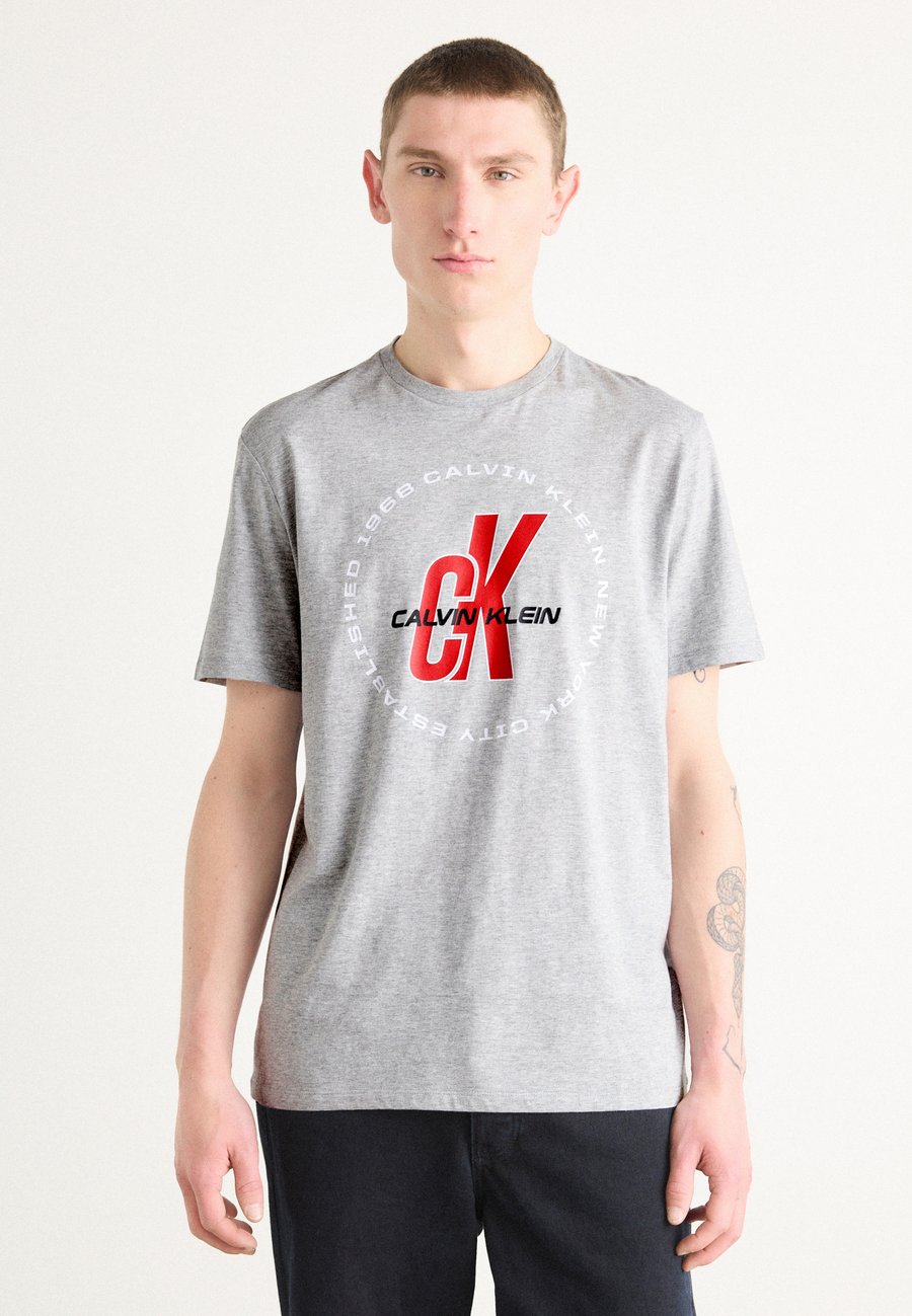 Футболка Calvin Klein Jeans Print T-shirt, Heroic Grey Heather/Grey, Серый, Футболка Calvin Klein Jeans Print T-shirt, Heroic Grey Heather/Grey
Футболка Calvin Klein Jeans Print T-shirt, Heroic Grey Heather/Grey, Серый, Футболка Calvin Klein Jeans Print T-shirt, Heroic Grey Heather/Grey