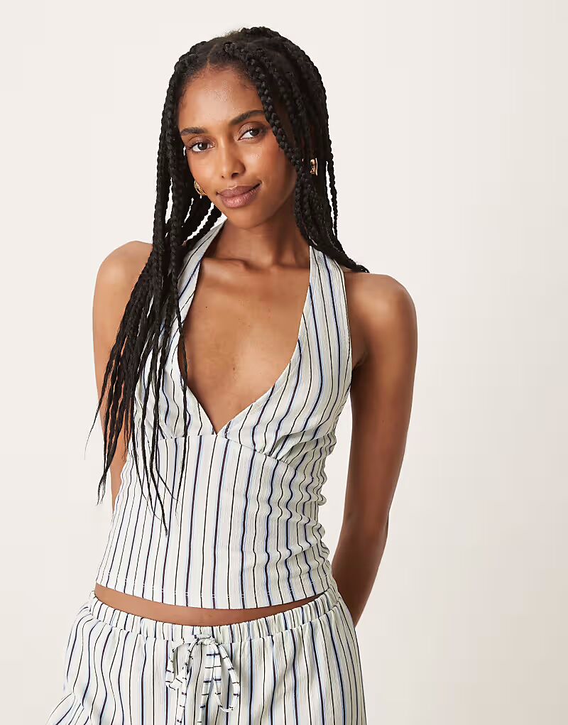 Топ-халтер в тонкую полоску цвета слоновой кости Asos Design
Топ-халтер в тонкую полоску цвета слоновой кости Asos Design