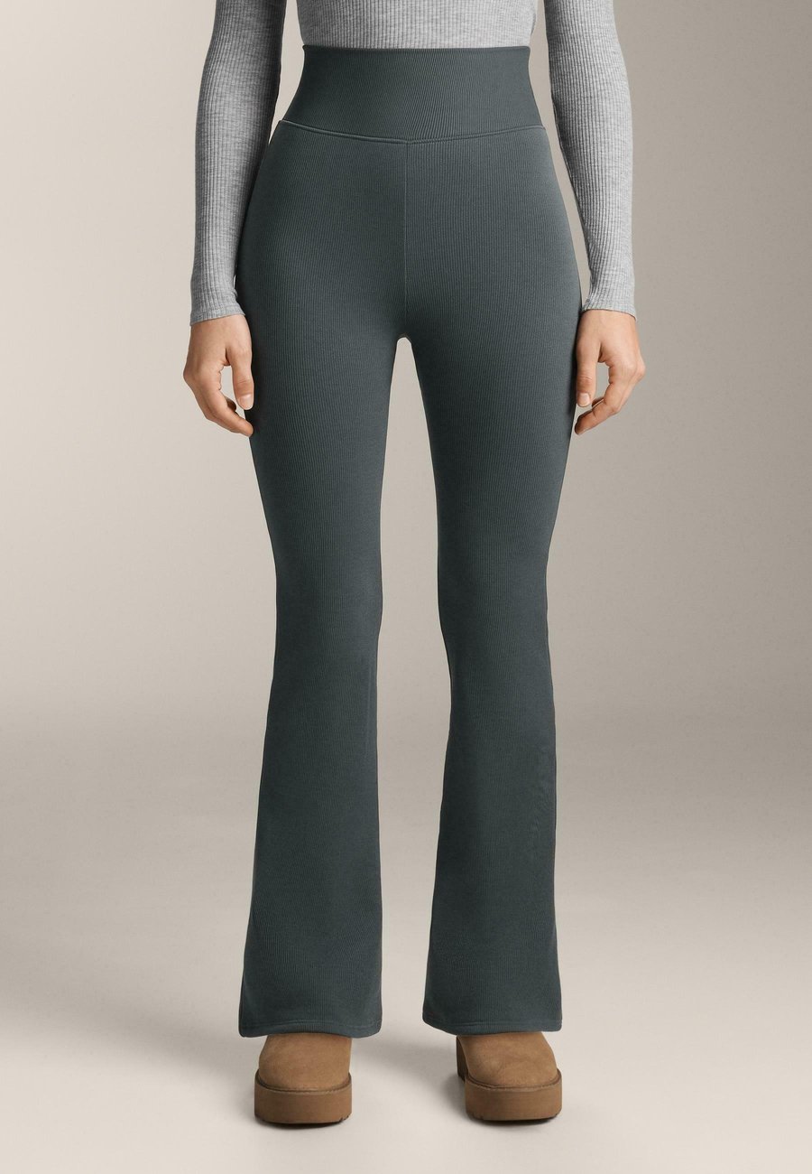 Леггинсы OYSHO SUPER HIGH RISE SEAMLESS EXTRA WARM FLARE, Grey
Леггинсы OYSHO SUPER HIGH RISE SEAMLESS EXTRA WARM FLARE, Grey