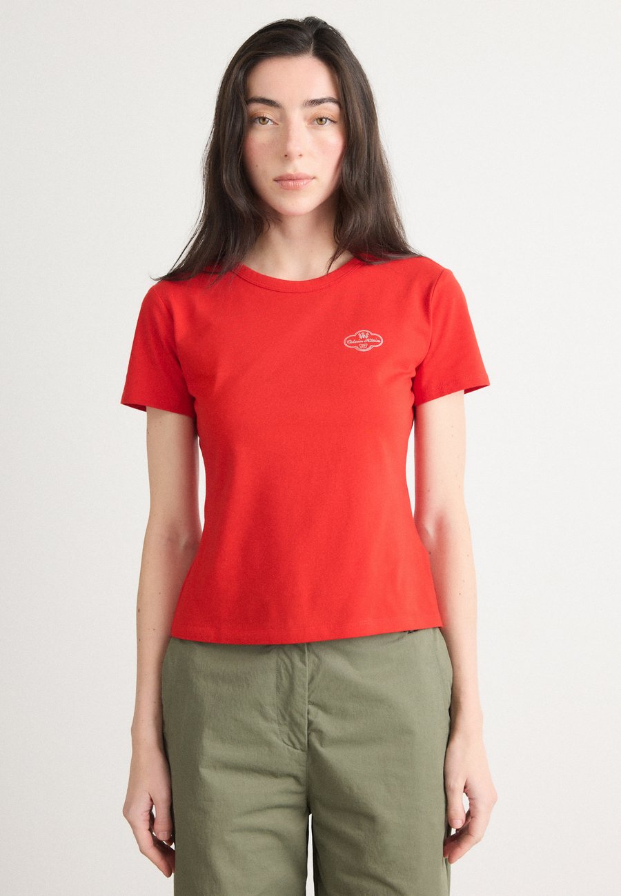 Футболка Calvin Klein Jeans SLIM COCKTAIL TEE, Rush/Red, Красный, Футболка Calvin Klein Jeans SLIM COCKTAIL TEE, Rush/Red
Футболка Calvin Klein Jeans SLIM COCKTAIL TEE, Rush/Red, Красный, Футболка Calvin Klein Jeans SLIM COCKTAIL TEE, Rush/Red