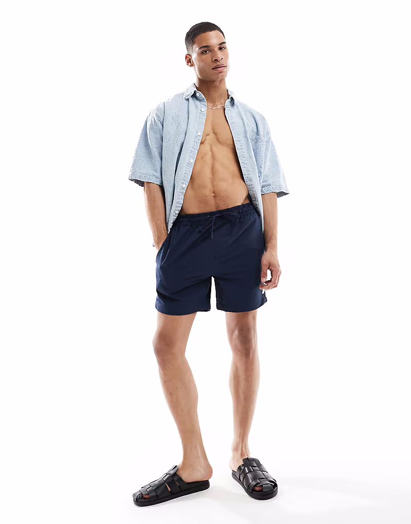 Потертые шорты для плавания из темно-синего сирсакера Threadbare
Потертые шорты для плавания из темно-синего сирсакера Threadbare