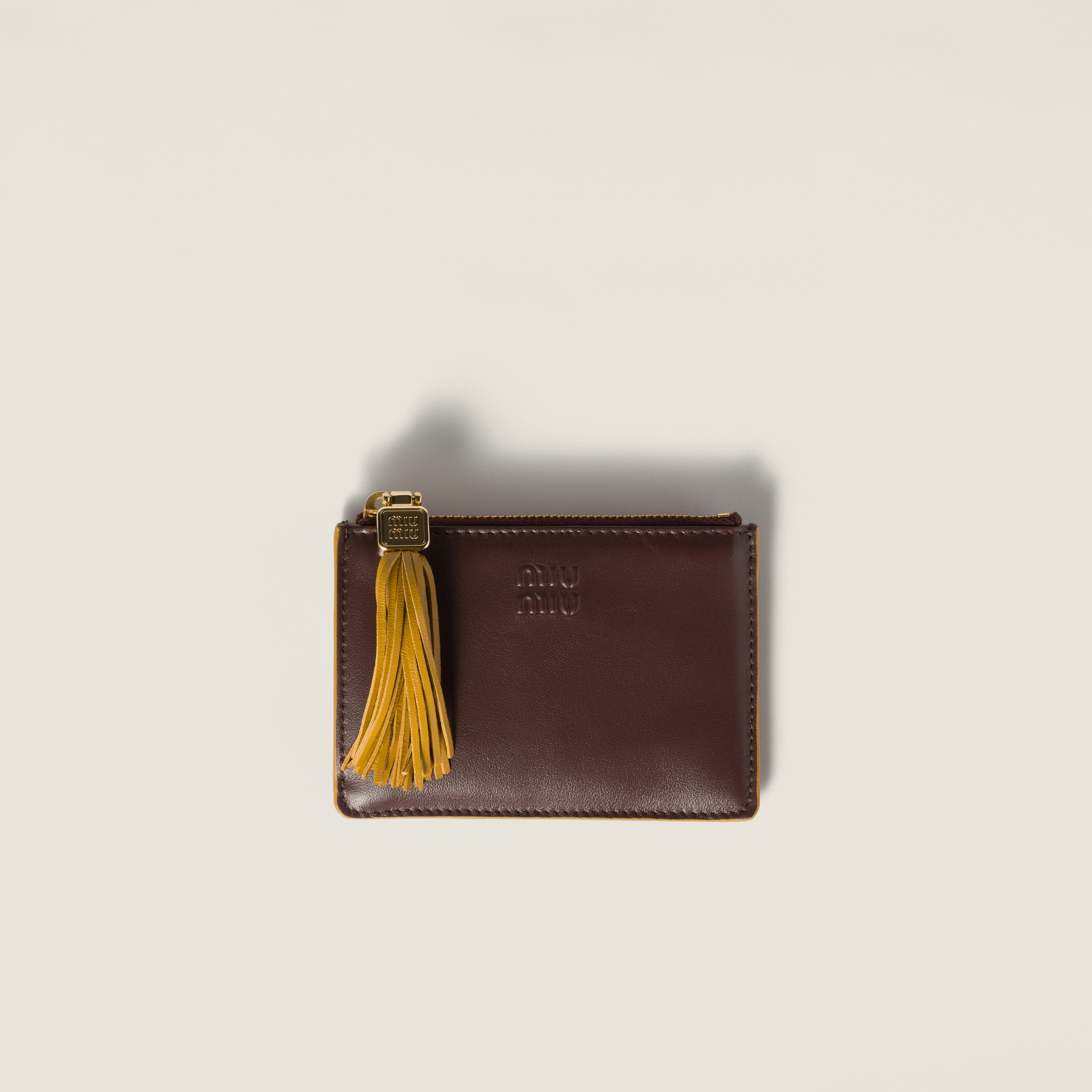 Кожаный держатель для карт MIU MIU, коричневый
Кожаный держатель для карт MIU MIU, коричневый