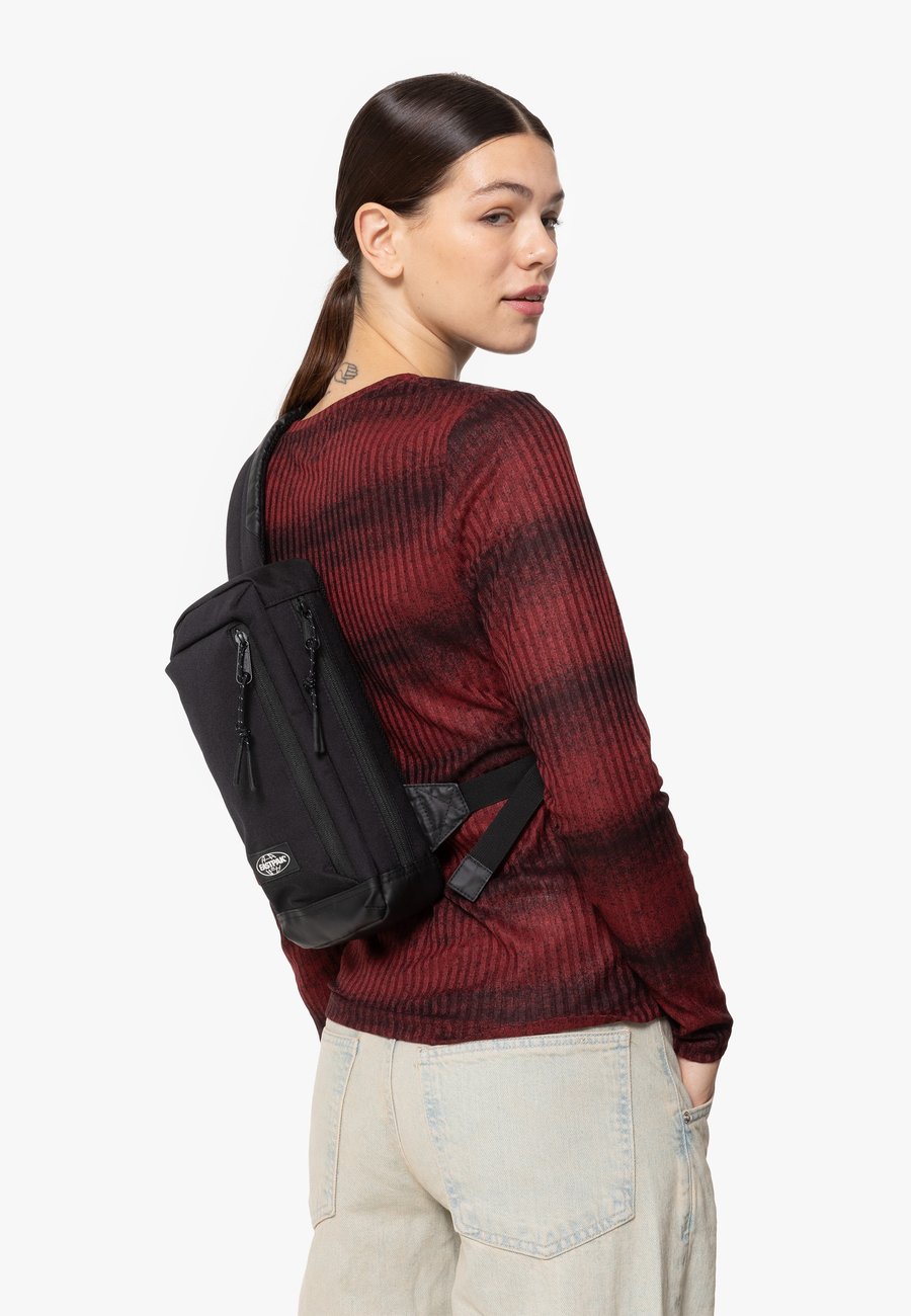 Сумка кросс-боди Eastpak ICON SLING, On Black/White
Сумка кросс-боди Eastpak ICON SLING, On Black/White