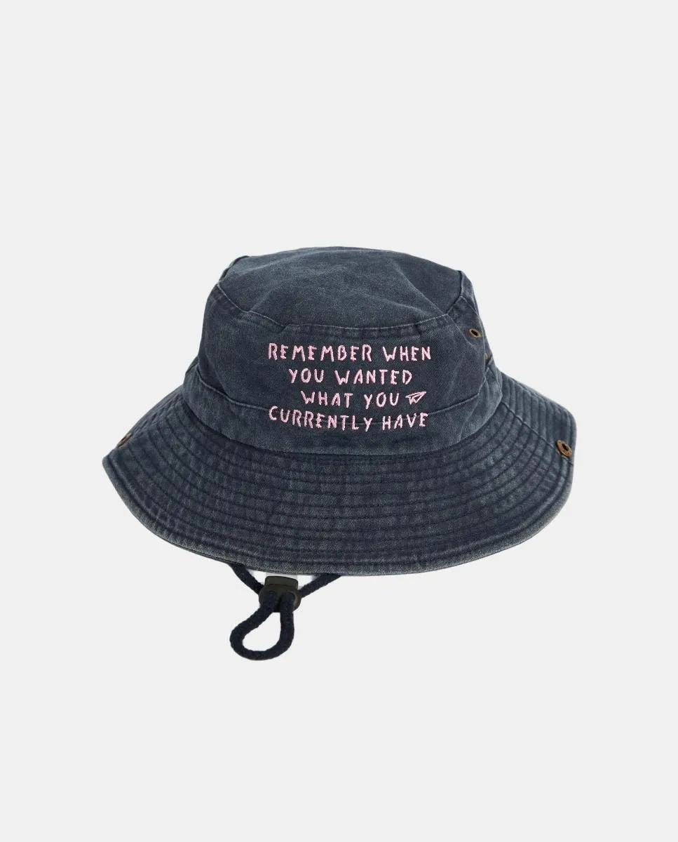 Панама с посланием Línea Daria, темно-синий
Панама с посланием Línea Daria, темно-синий