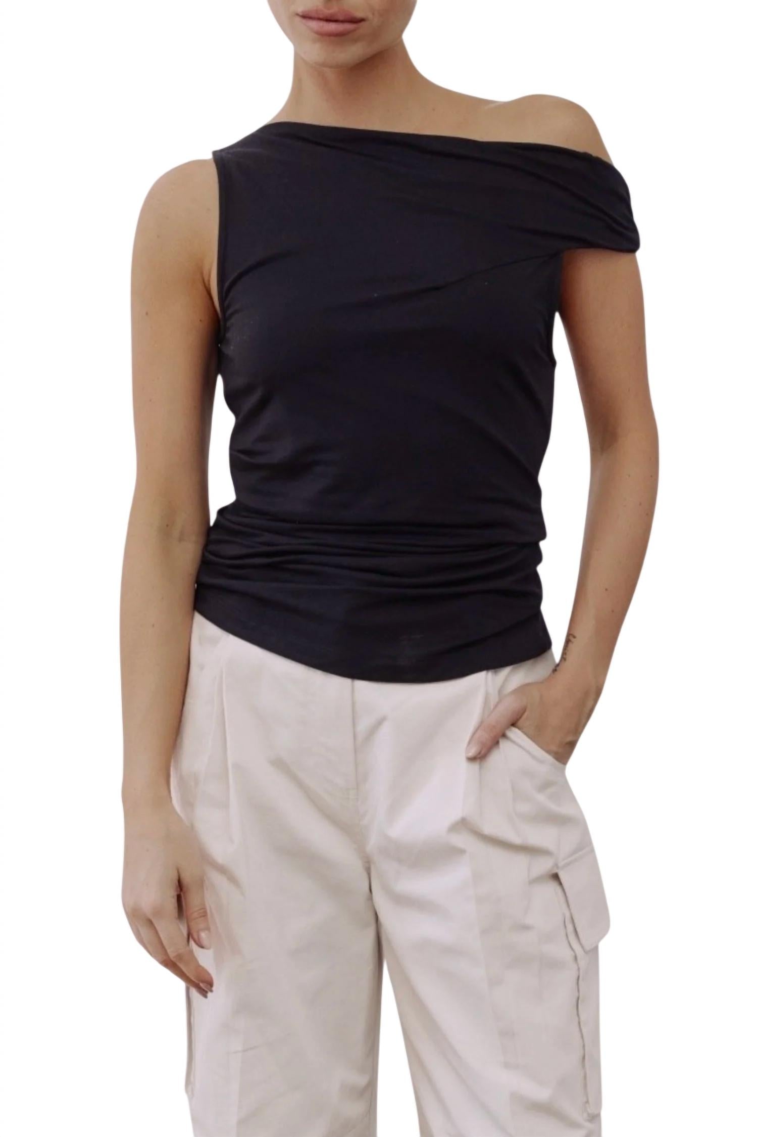 Асимметричный топ с перекрученными плечами черного цвета MOD REF
Асимметричный топ с перекрученными плечами черного цвета MOD REF