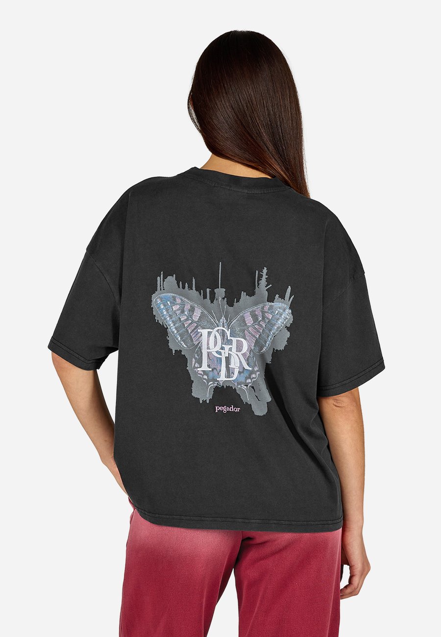 Футболка Pegador ISERNIA HEAVY OVERSIZED TEE, Vintage Black/Black, Черный, Футболка Pegador ISERNIA HEAVY OVERSIZED TEE, Vintage Black/Black
Футболка Pegador ISERNIA HEAVY OVERSIZED TEE, Vintage Black/Black, Черный, Футболка Pegador ISERNIA HEAVY OVERSIZED TEE, Vintage Black/Black