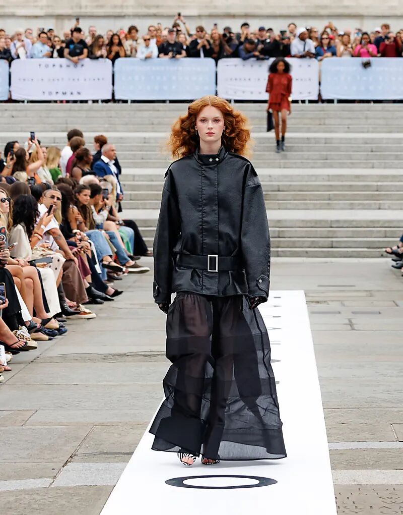 Короткая куртка-бомбер Topshop из искусственной кожи с пузырчатой отделкой и поясом, черного цвета
Короткая куртка-бомбер Topshop из искусственной кожи с пузырчатой отделкой и поясом, черного цвета