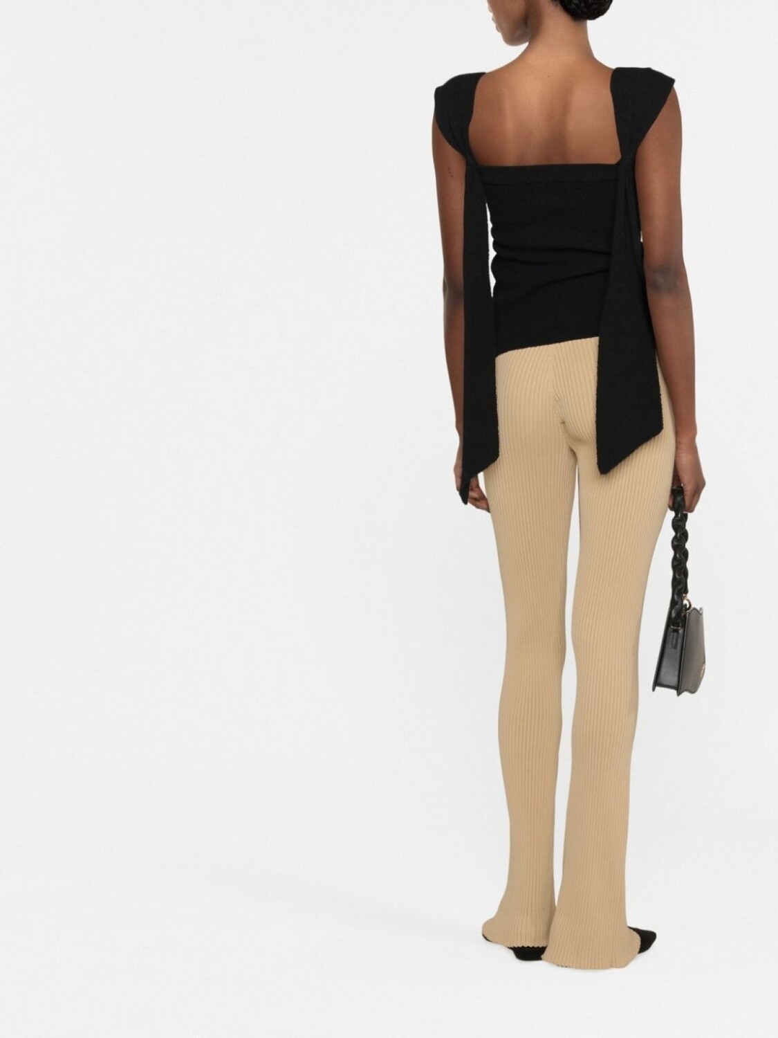 Nanushka расклешенные брюки в рубчик, нейтральный цвет
Nanushka расклешенные брюки в рубчик, нейтральный цвет