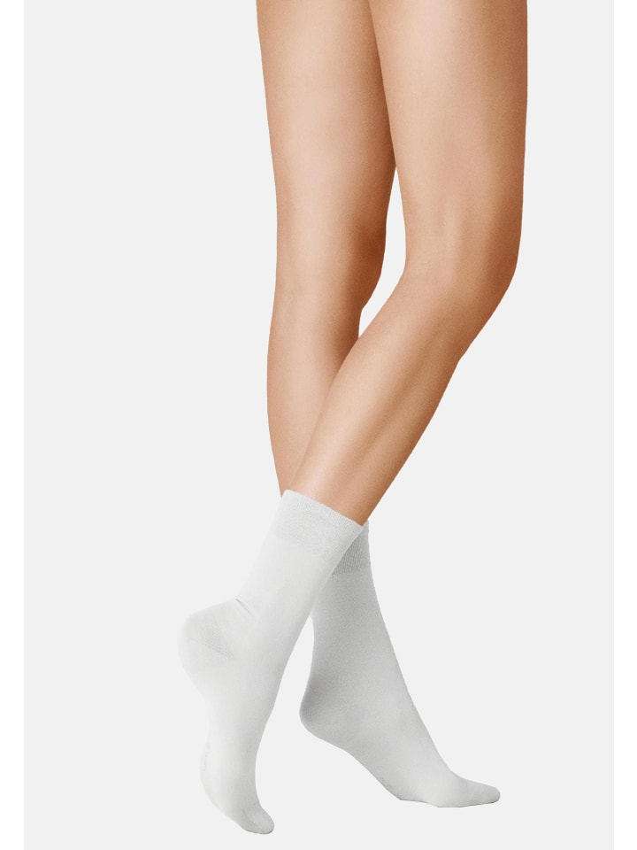 Носки из тончайшего хлопка с манжетой, не сдавливающей мышцы, белого цвета Kunert
Носки из тончайшего хлопка с манжетой, не сдавливающей мышцы, белого цвета Kunert