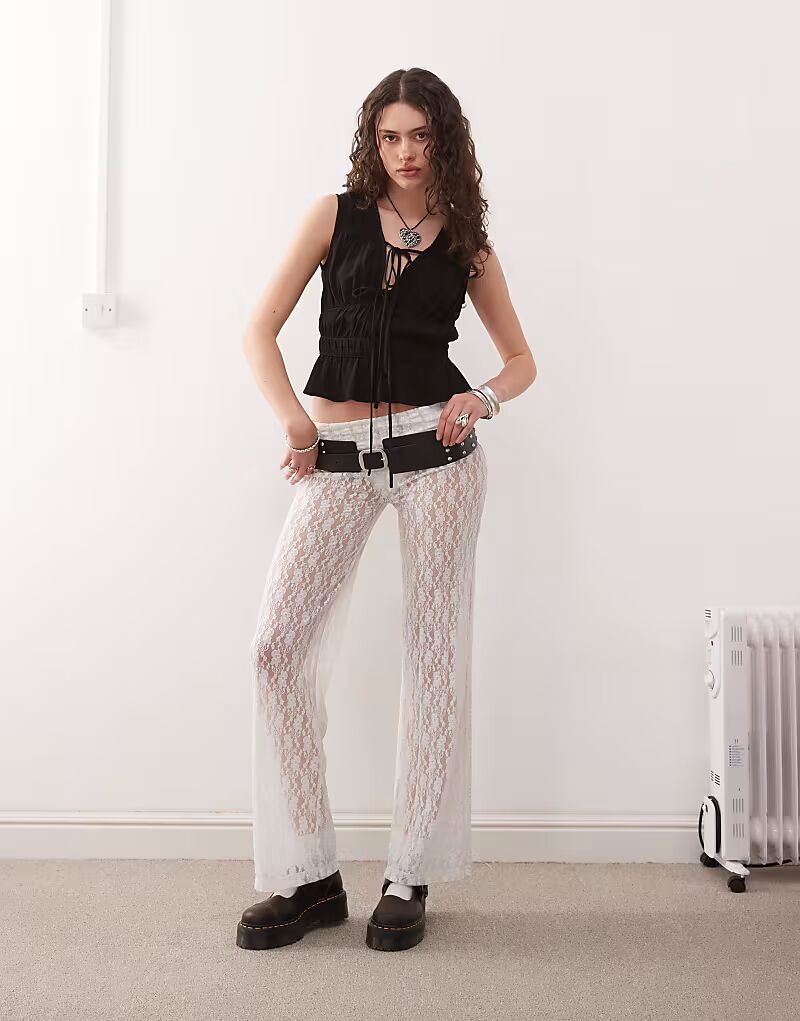 Штаны для йоги COLLUSION с отворотом из белого кружева
Штаны для йоги COLLUSION с отворотом из белого кружева