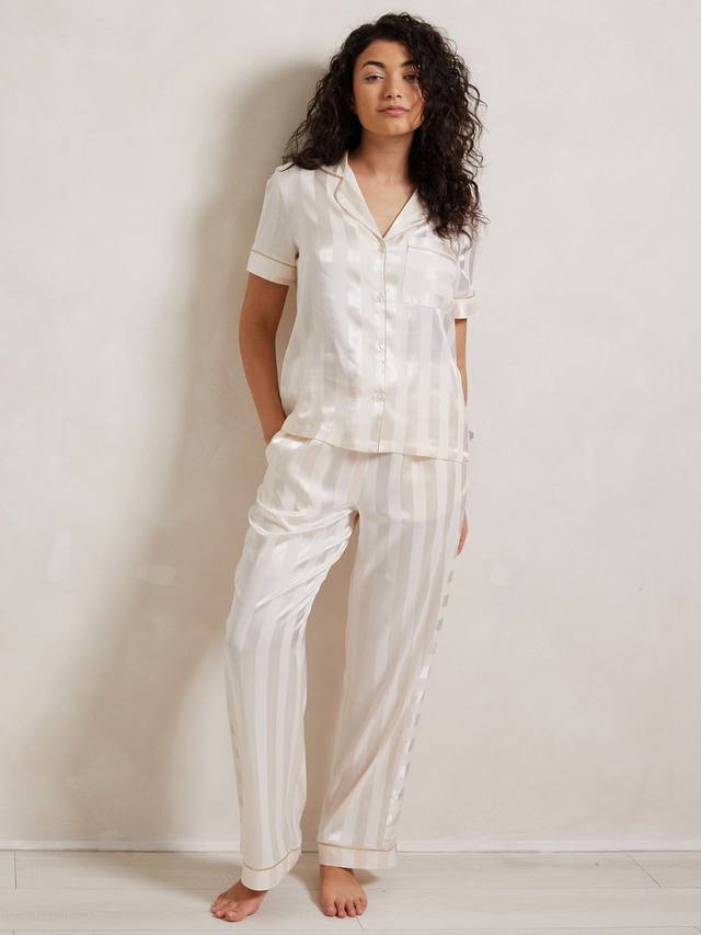 Полосатый сатиновый длинный комплект пижамы Chelsea Peers, Off White
Полосатый сатиновый длинный комплект пижамы Chelsea Peers, Off White