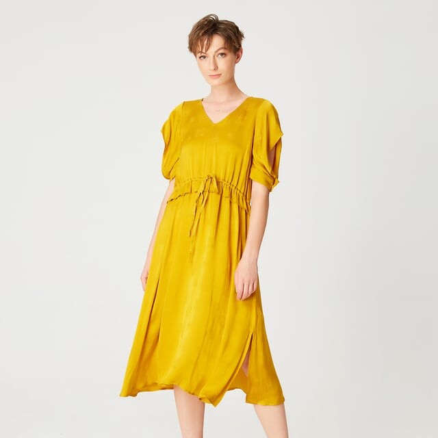 Платье миди с V-образным вырезом и поясом на кулиске Smart And Joy, желтый
Платье миди с V-образным вырезом и поясом на кулиске Smart And Joy, желтый