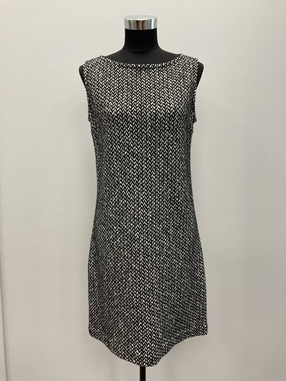 Платье без рукавов в черно-белом цвете Circolo 1901
Платье без рукавов в черно-белом цвете Circolo 1901