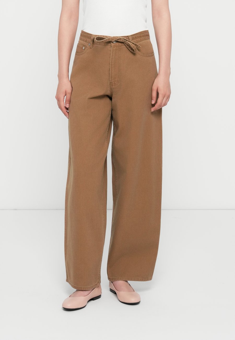 Брюки Samsøe Samsøe SAHARPER TROUSERS BELT 15803, Washed Otter/Brown
Брюки Samsøe Samsøe SAHARPER TROUSERS BELT 15803, Washed Otter/Brown