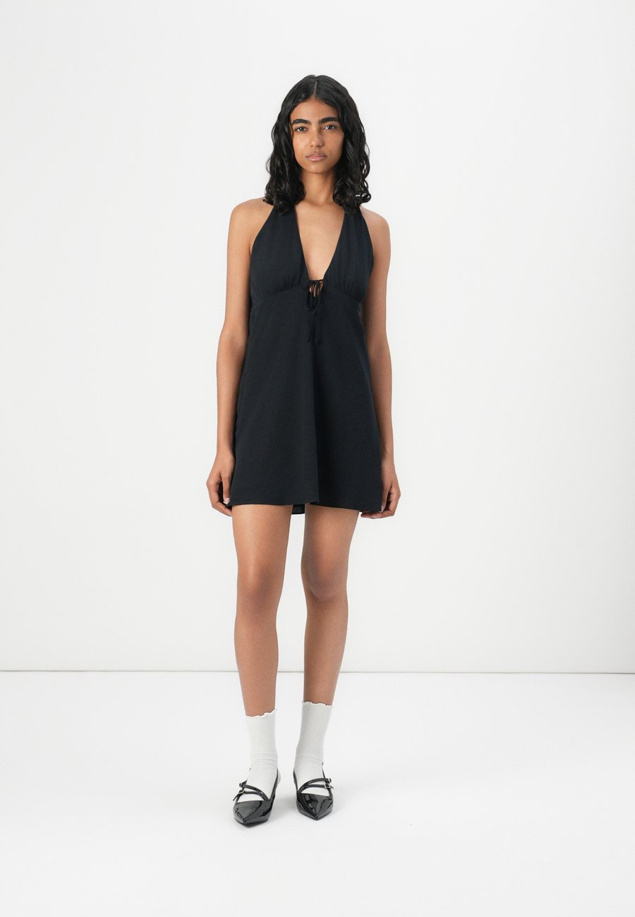 Платье Abercrombie & Fitch TIE HALTER NECK SHORT DRESS, Black
Платье Abercrombie & Fitch TIE HALTER NECK SHORT DRESS, Black