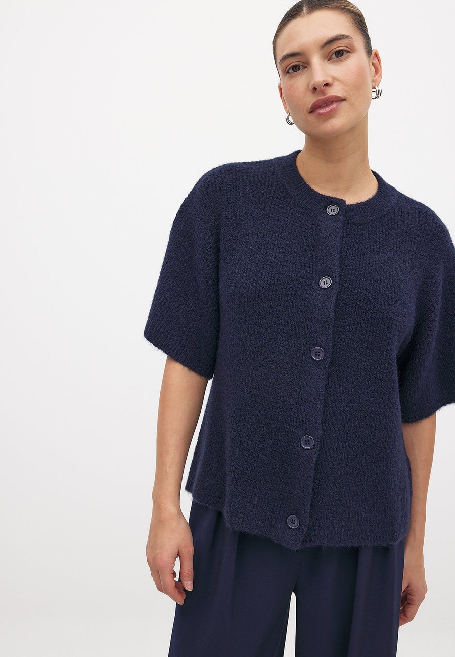 Кардиган NA-KD SHORT SLEEVE, Navy/Blue
Кардиган NA-KD SHORT SLEEVE, Navy/Blue