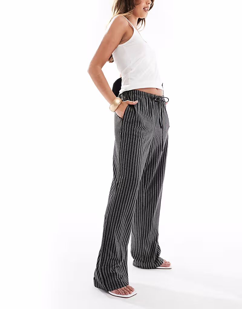 Широкие брюки Vero Moda с завязками на талии в черную полоску
Широкие брюки Vero Moda с завязками на талии в черную полоску