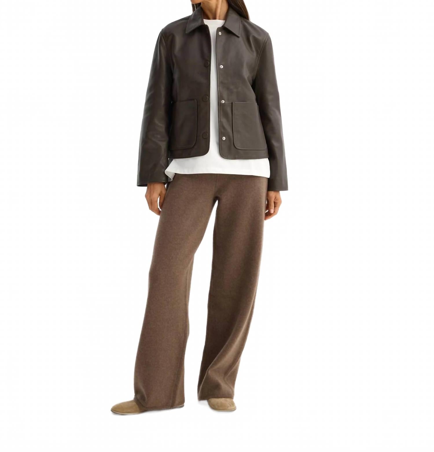 Короткая кожаная куртка с накладными карманами в цвете земляной ROHE, Earth
Короткая кожаная куртка с накладными карманами в цвете земляной ROHE, Earth