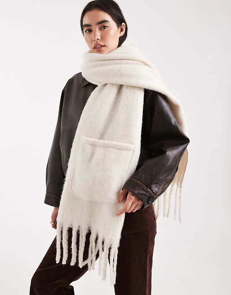 Потертый шарф с карманом в цвете экрю
Потертый шарф с карманом в цвете экрю