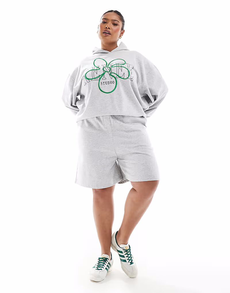 Эксклюзивные удлиненные спортивные шорты Renee Studio Plus серого цвета
Эксклюзивные удлиненные спортивные шорты Renee Studio Plus серого цвета