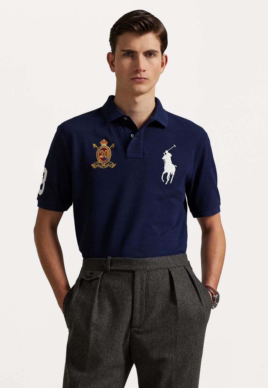 Поло Polo Ralph Lauren CUSTOM SLIM FIT 20TH ANNIVERSARY, Newport Navy/Dark Blue
Поло Polo Ralph Lauren CUSTOM SLIM FIT 20TH ANNIVERSARY, Newport Navy/Dark Blue