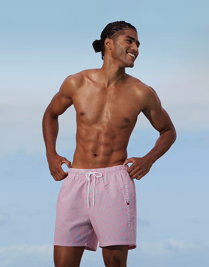 Шорты для плавания Tommy Hilfiger с завязками и боковым логотипом в красную полоску
Шорты для плавания Tommy Hilfiger с завязками и боковым логотипом в красную полоску