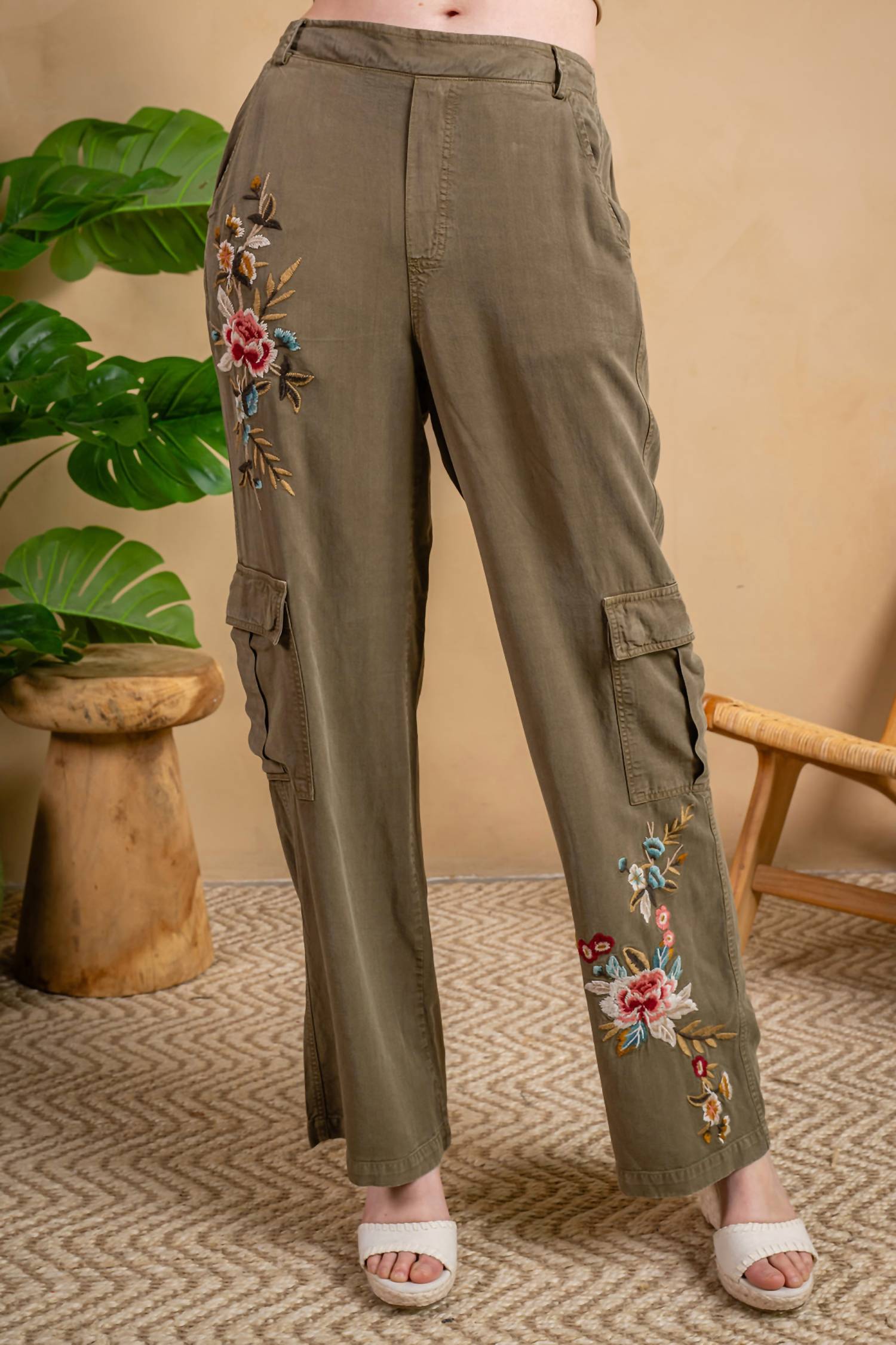 Tencel Широкие брюки-карго с вышивкой в оливковом цвете PAPARAZZI
Tencel Широкие брюки-карго с вышивкой в оливковом цвете PAPARAZZI