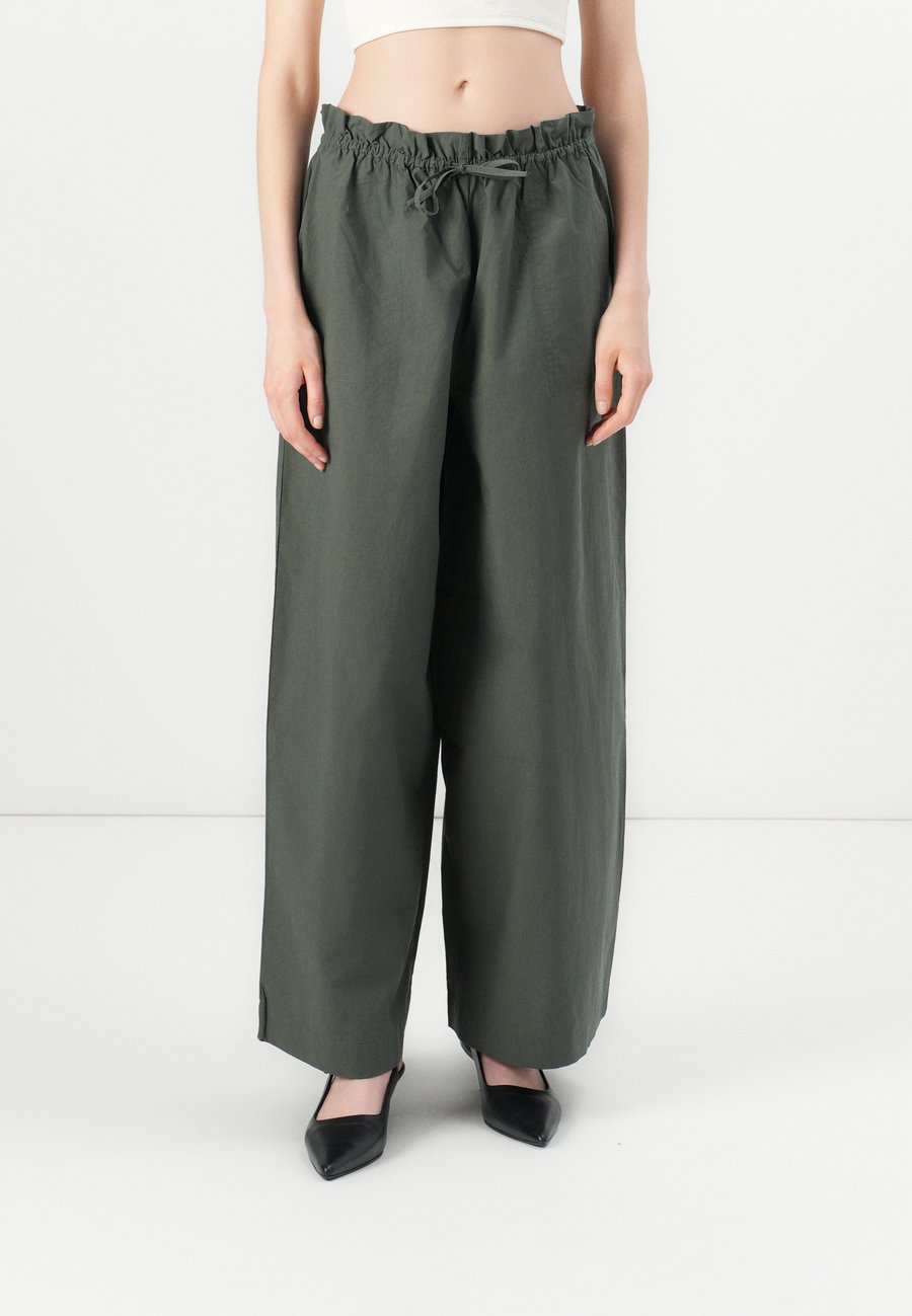 Брюки PARFOIS Trousers, Green
Брюки PARFOIS Trousers, Green