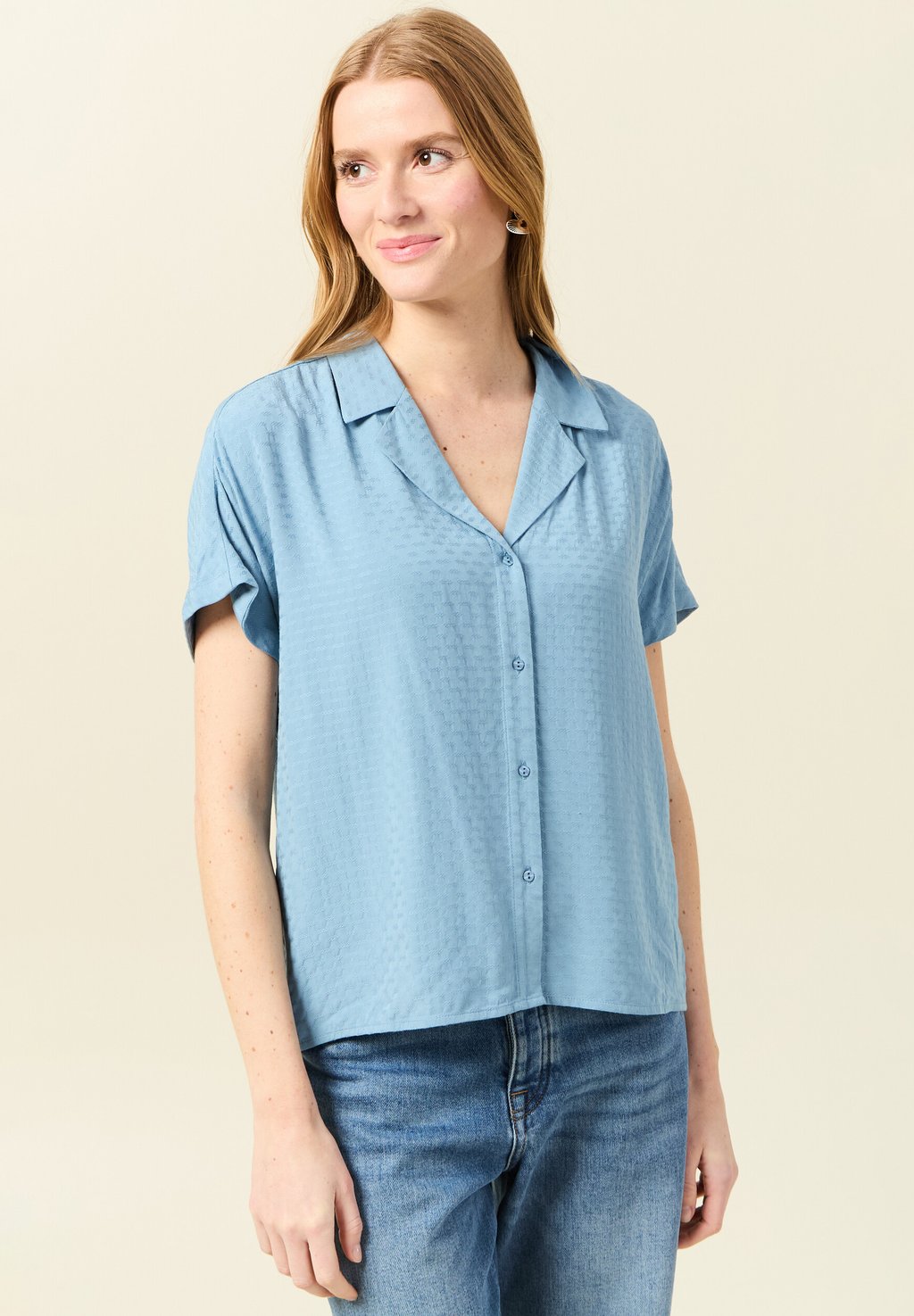 Блузка на пуговицах MIT KURZEN ÄRMELN BONOBO Jeans, светло-голубой
Блузка на пуговицах MIT KURZEN ÄRMELN BONOBO Jeans, светло-голубой