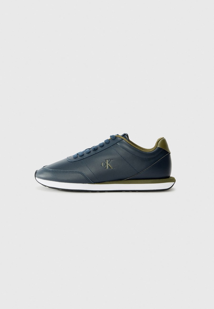 Кроссовки Calvin Klein Jeans RETRO RUNNER, Navy/Capers/Dark Blue
Кроссовки Calvin Klein Jeans RETRO RUNNER, Navy/Capers/Dark Blue