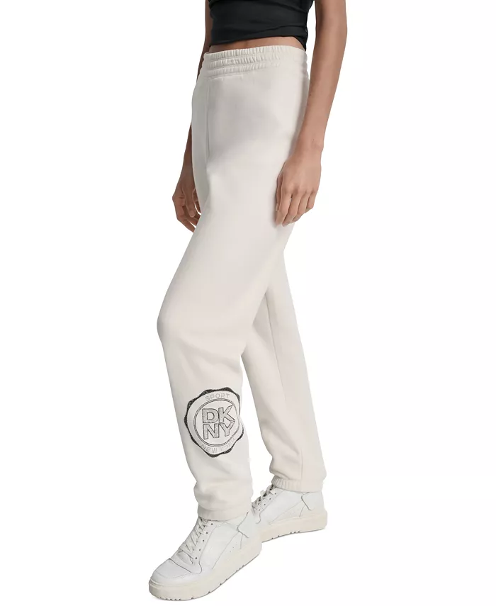 Женские спортивные брюки с медальоном и логотипом DKNY, коричневый/бежевый
Женские спортивные брюки с медальоном и логотипом DKNY, коричневый/бежевый