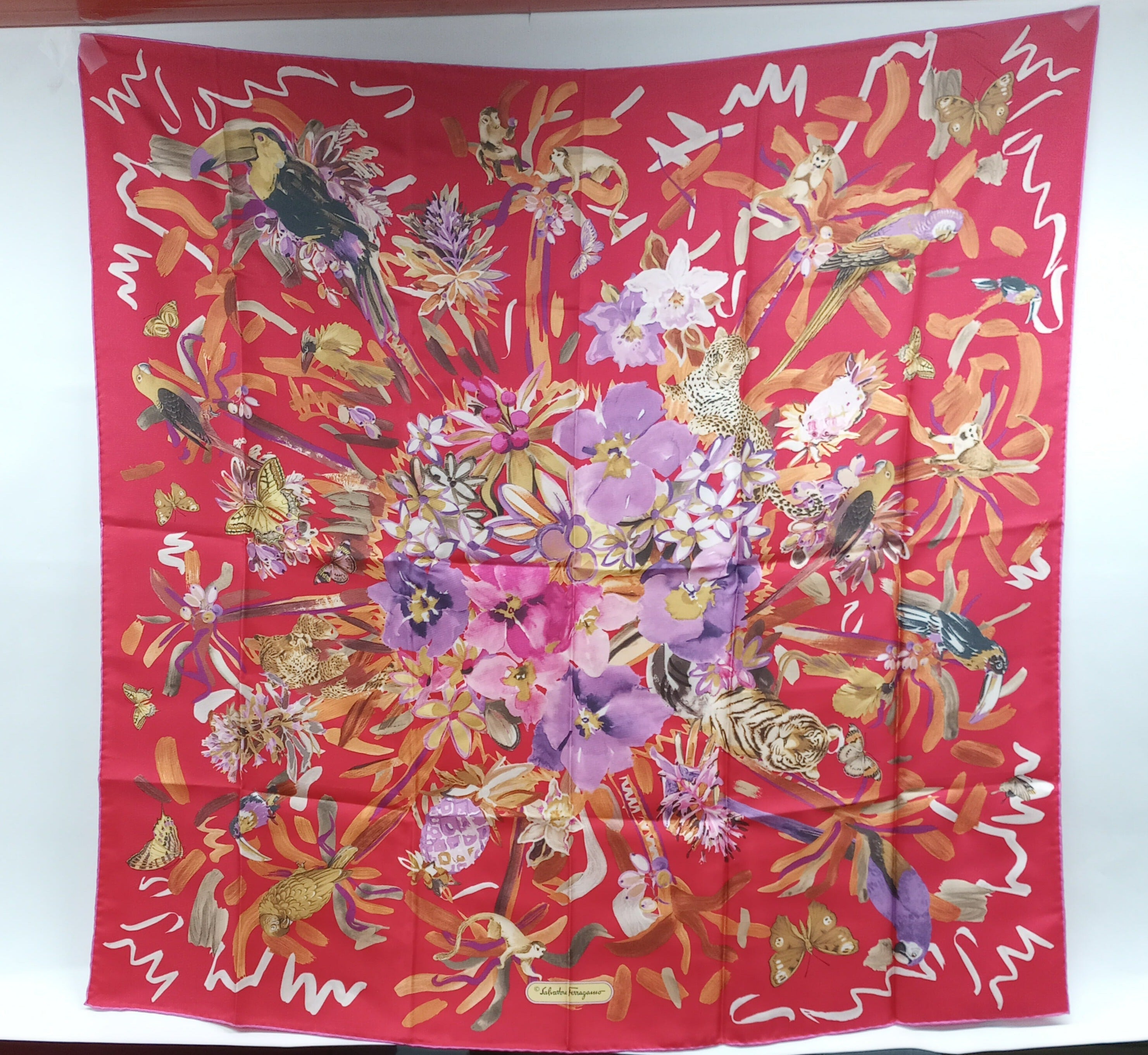 SALVATORE FERRAGAMO Женский 587017 Шелковый шарф с принтом, цвет multi
SALVATORE FERRAGAMO Женский 587017 Шелковый шарф с принтом, цвет multi