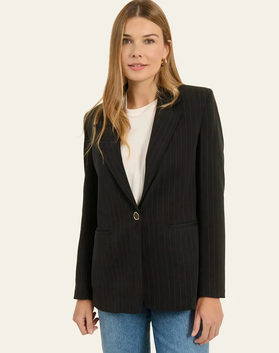 Женский пиджак прямого покроя с приталеннным воротником Naf Naf, черный
Женский пиджак прямого покроя с приталеннным воротником Naf Naf, черный