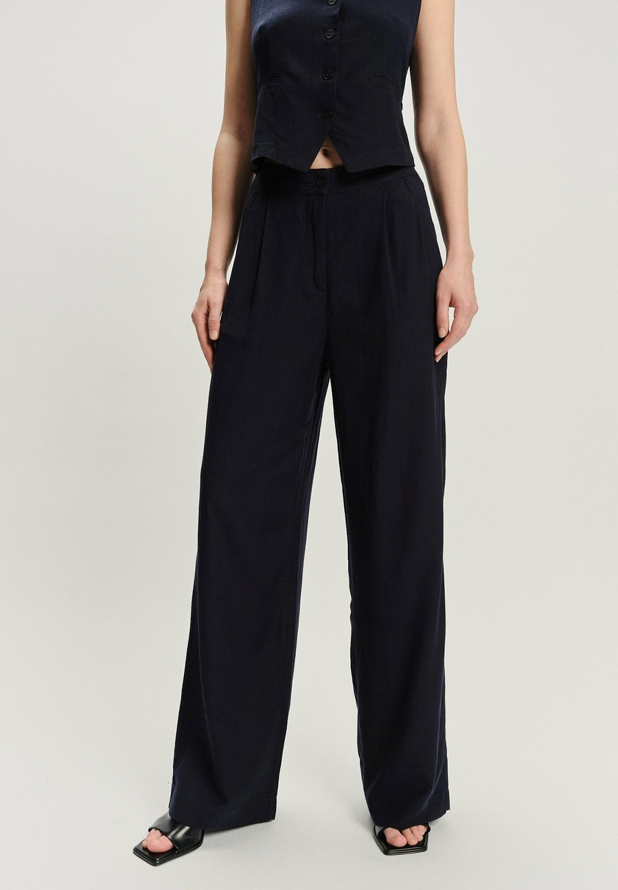 Брюки Greenpoint Trousers, Dark Blue
Брюки Greenpoint Trousers, Dark Blue