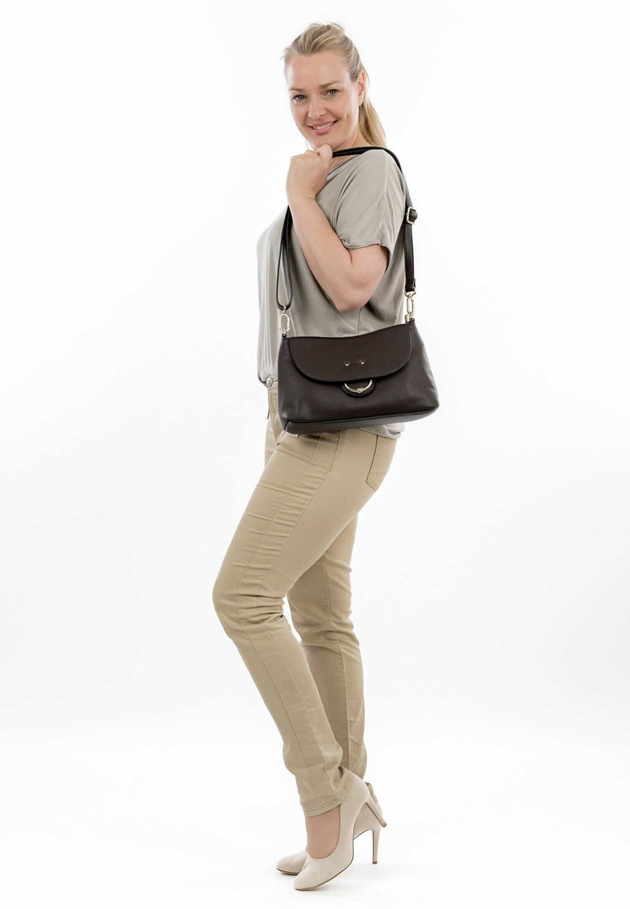 Сумка кросс-боди SURI FREY Cross body bag, Brown/Dark Brown
Сумка кросс-боди SURI FREY Cross body bag, Brown/Dark Brown