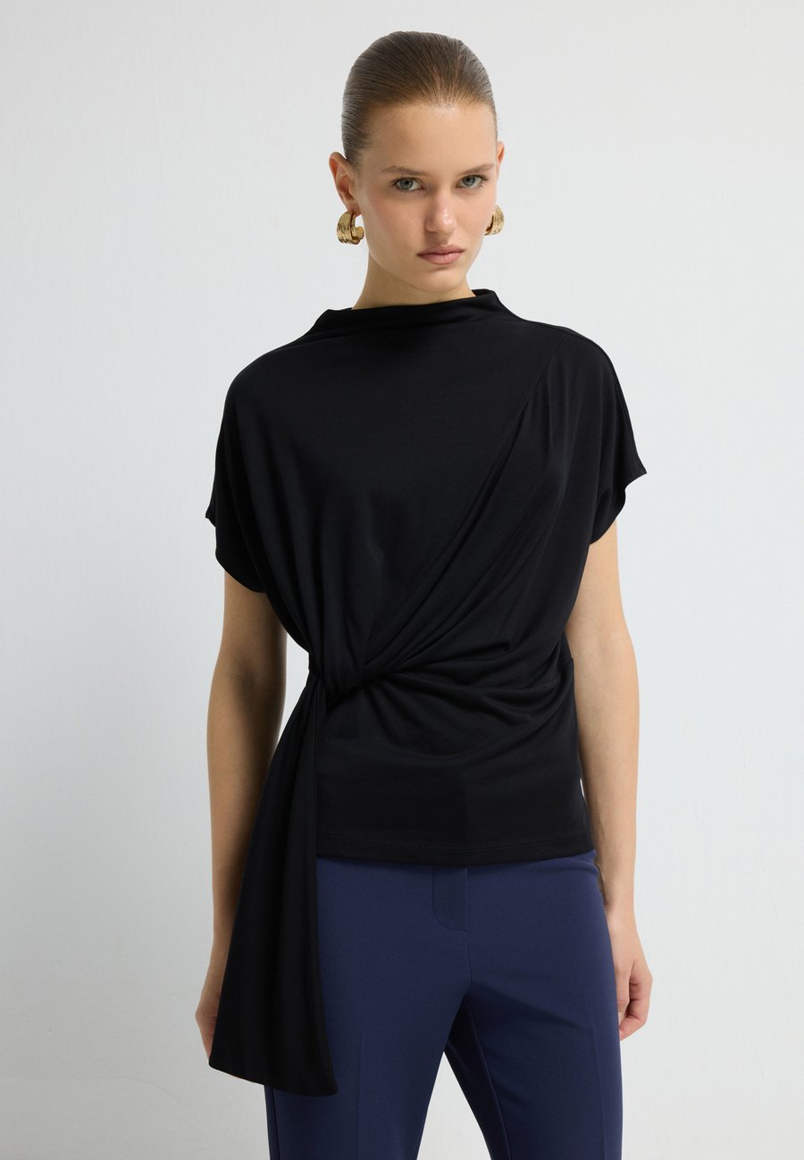 Блуза adL Blouse, Black
Блуза adL Blouse, Black
