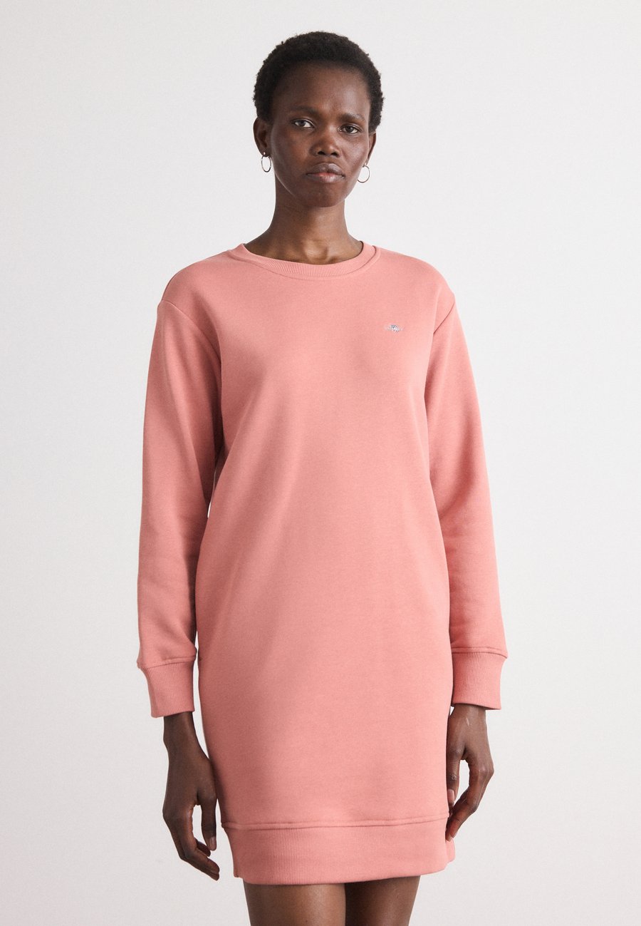 Платье GANT SHIELD C NECK DRESS, Faded Brick/Light Pink
Платье GANT SHIELD C NECK DRESS, Faded Brick/Light Pink