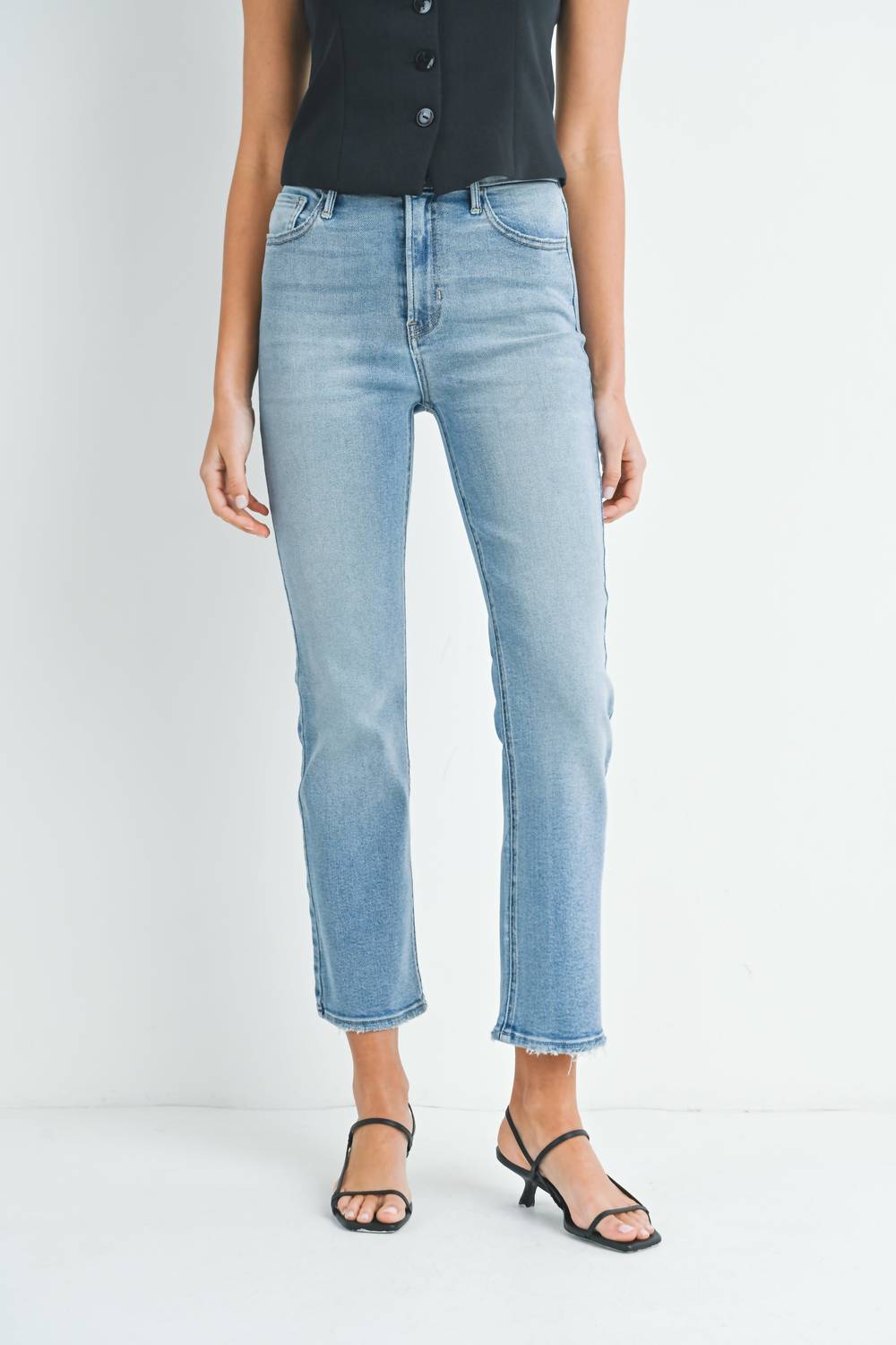 Мягкие эластичные прямые джинсы с высокой талией из светлого денима JUST BLACK DENIM, цвет light denim
Мягкие эластичные прямые джинсы с высокой талией из светлого денима JUST BLACK DENIM, цвет light denim