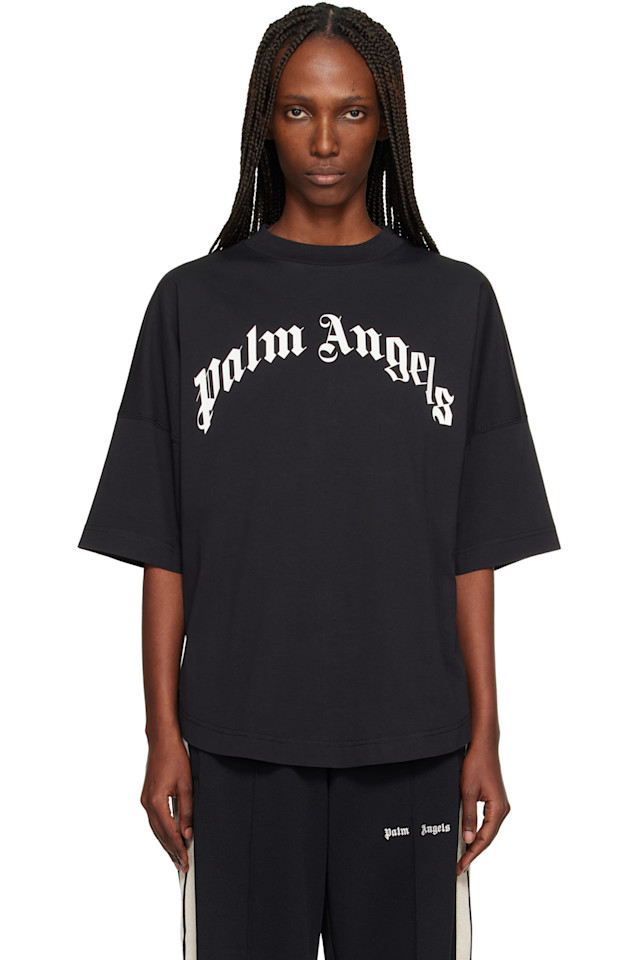 Palm Angels Черный изогнутый логотип на футболке
Palm Angels Черный изогнутый логотип на футболке